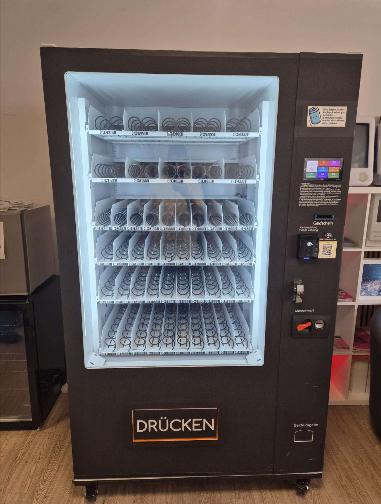 Snack vending machine - affordable 10-slot combination machine including payment solutions (indoor)