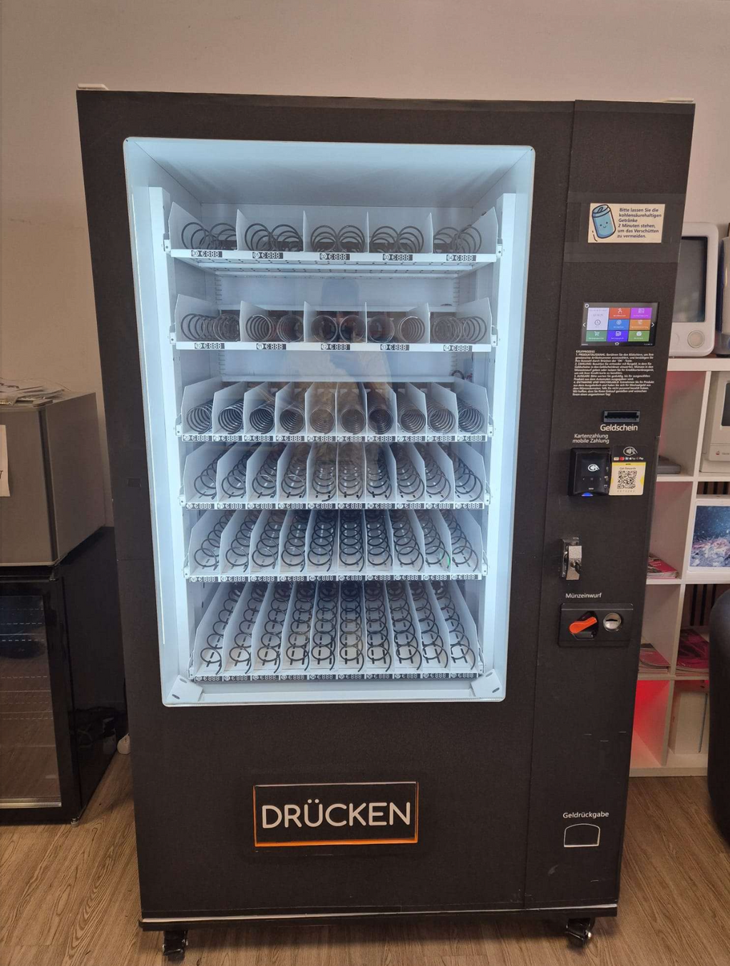 Snack vending machine - affordable 10-slot combination machine including payment solutions (indoor)