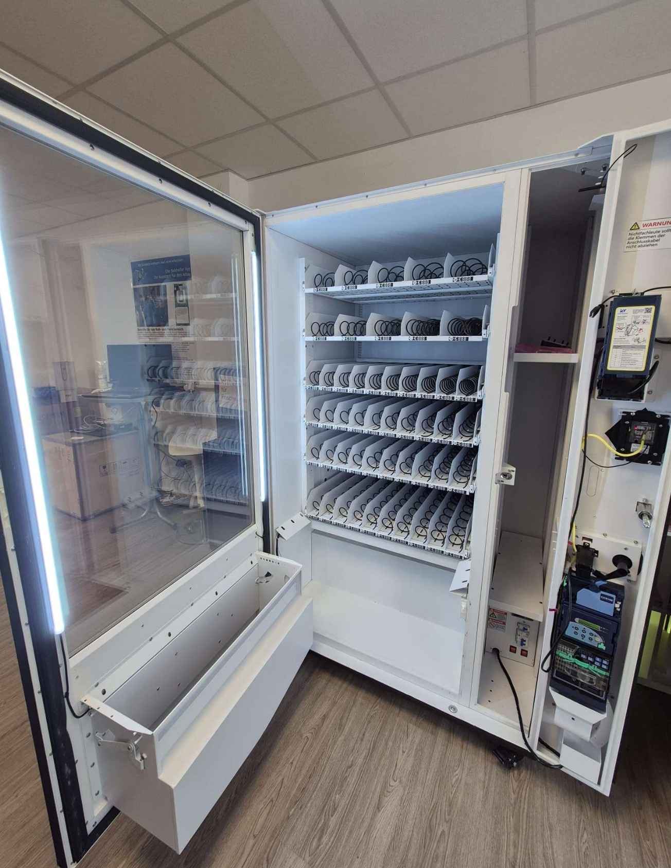 Snack vending machine - affordable 10-slot combination machine including payment solutions (indoor)